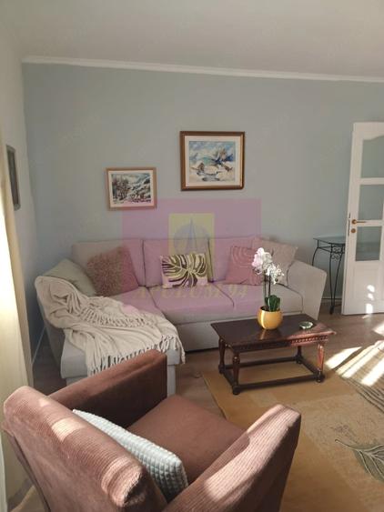 Apartament cu 3 camere decomandat în Panduri