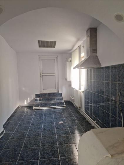 Casă individuală cu 6 camere cu Canalizare în Est