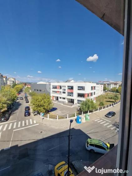 Apartament cu 3 camere decomandat în Micro 3