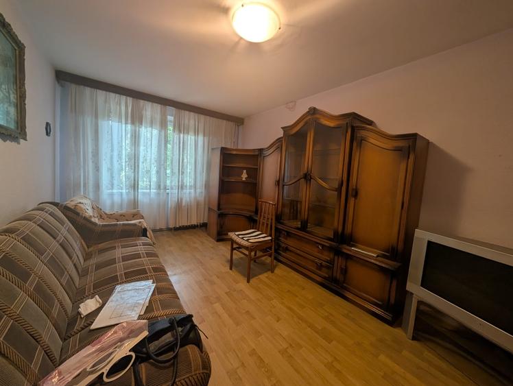 Apartament cu 3 camere semidecomandat în Drumul Taberei