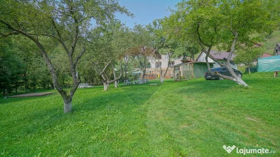 Casă cu 10 camere cu Teren 1137 Mp în Moieciu