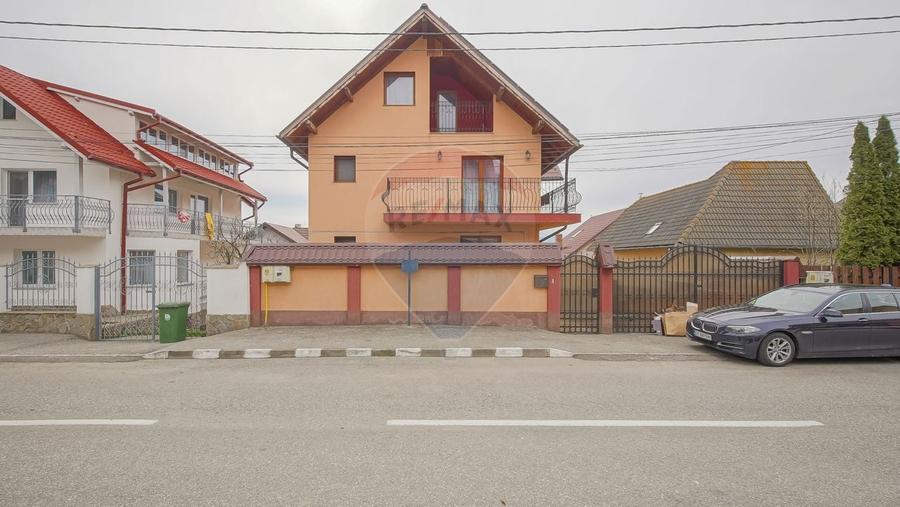 Casă cu 7 camere cu Teren 300 Mp în Central