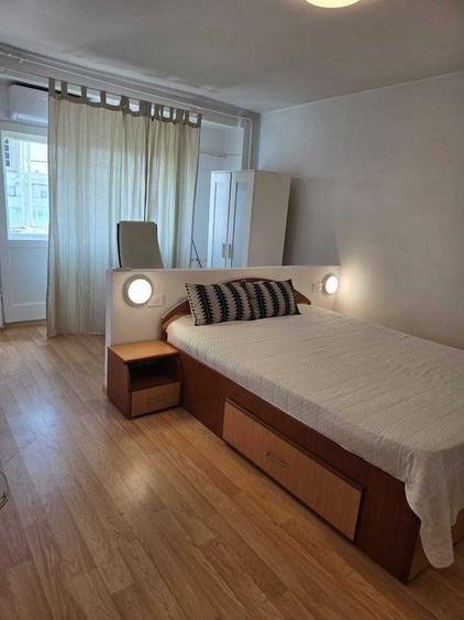 Apartament cu 2 camere semidecomandat, mobilat în Decebal