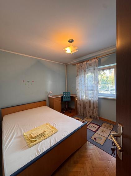 Apartament cu 3 camere semidecomandat în Colentina