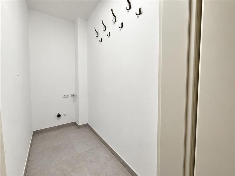 Apartament cu 3 camere decomandat în Tractorul