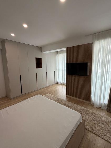 Apartament cu 3 camere semidecomandat, mobilat în Pipera
