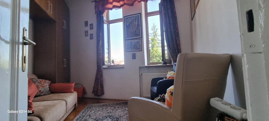 Apartament cu 4 camere semidecomandat în Calea Victoriei