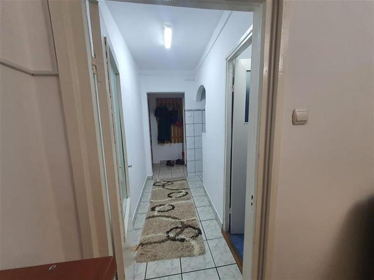 Apartament cu 3 camere semidecomandat, mobilat în Central