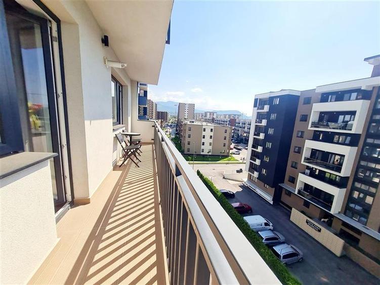 Apartament cu 2 camere decomandat în Tractorul
