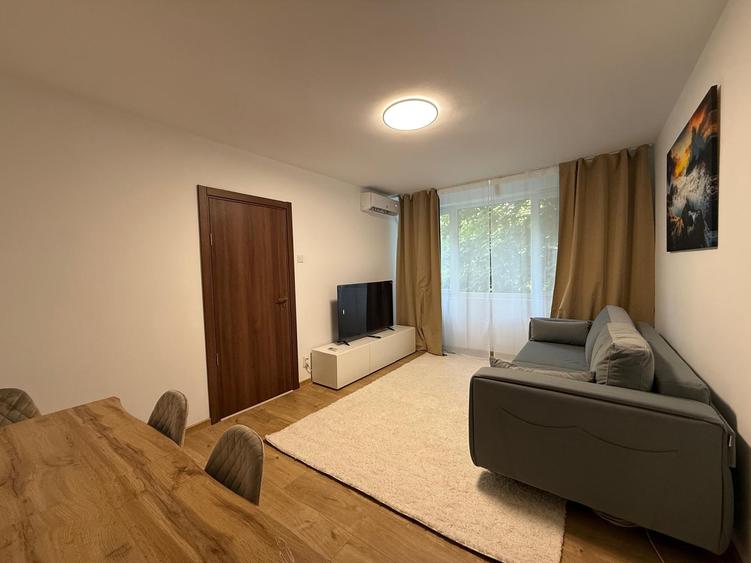 Apartament cu 3 camere semidecomandat în Iancului