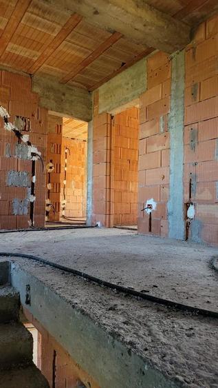Casă cu Teren 2290 Mp în Gârleni