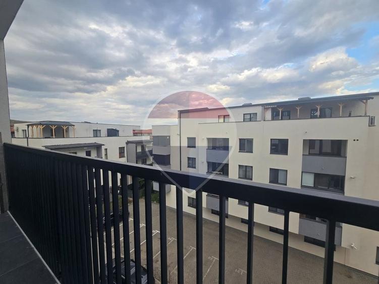 Apartament cu 3 camere semidecomandat, mobilat în Florești