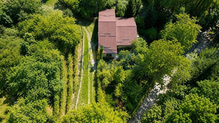 Casă cu 8 camere cu Canalizare în Breaza de Sus