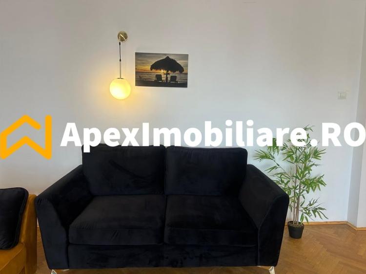 Apartament cu 3 camere semidecomandat, mobilat în Universitate