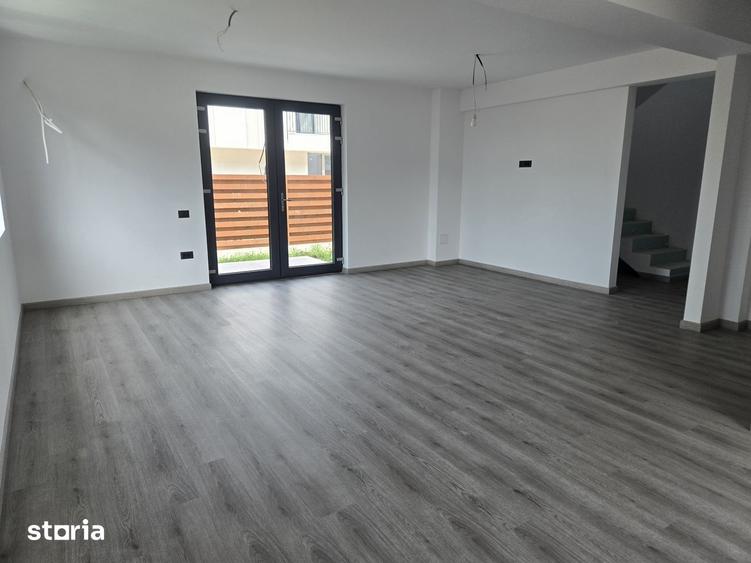 Casă cu 3 camere semidecomandat cu Teren 240 Mp în Central