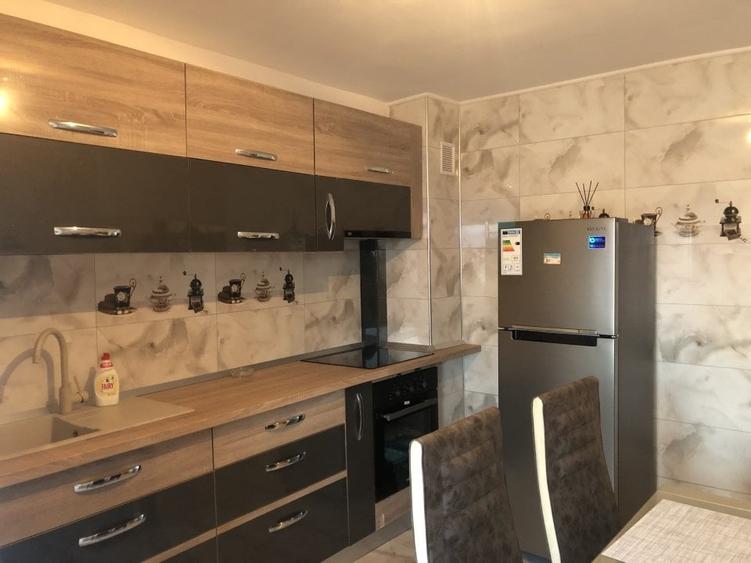 Apartament cu 3 camere decomandat, mobilat în Central