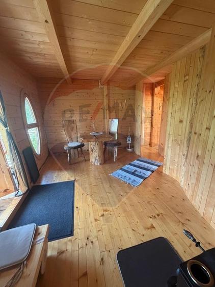 Casă cu 14 camere cu Teren 62330 Mp în Horea