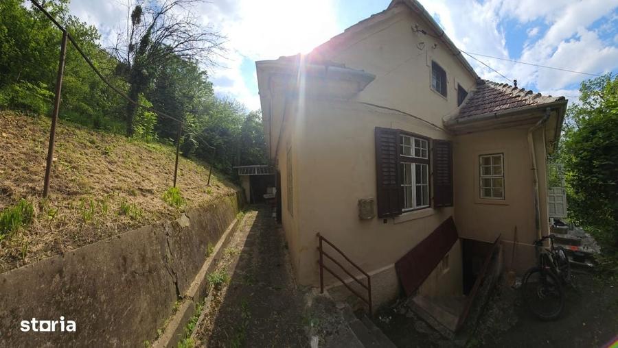 Casă cu 4 camere în Central