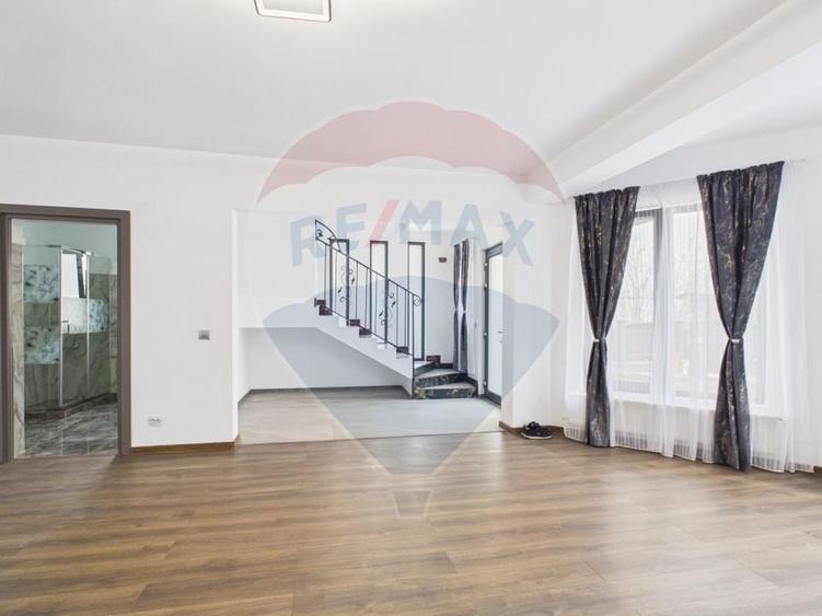 Casă individuală cu 5 camere cu Teren 457 Mp în Dobreni