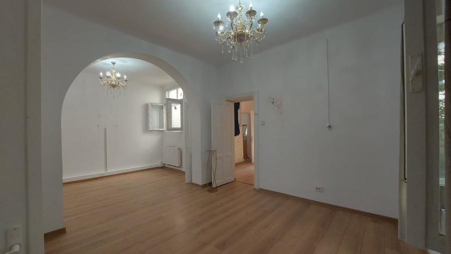 Apartament cu 4 camere semidecomandat în Tineretului