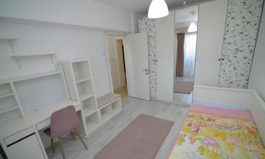 Apartament cu 4 camere decomandat, mobilat în Decebal