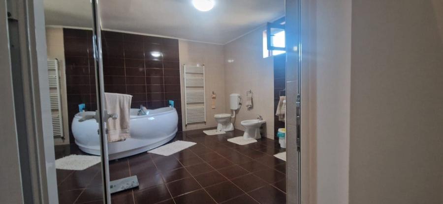Casă cu 4 camere în Central