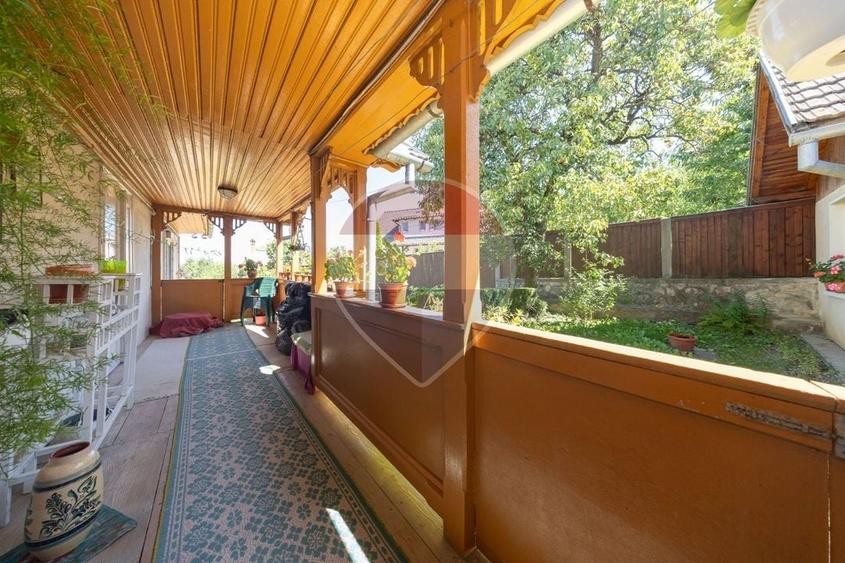 Casă individuală cu 6 camere cu Teren 1900 Mp în Central