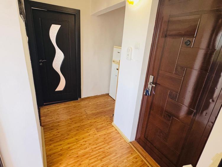 Apartament cu 3 camere semidecomandat în Crihala