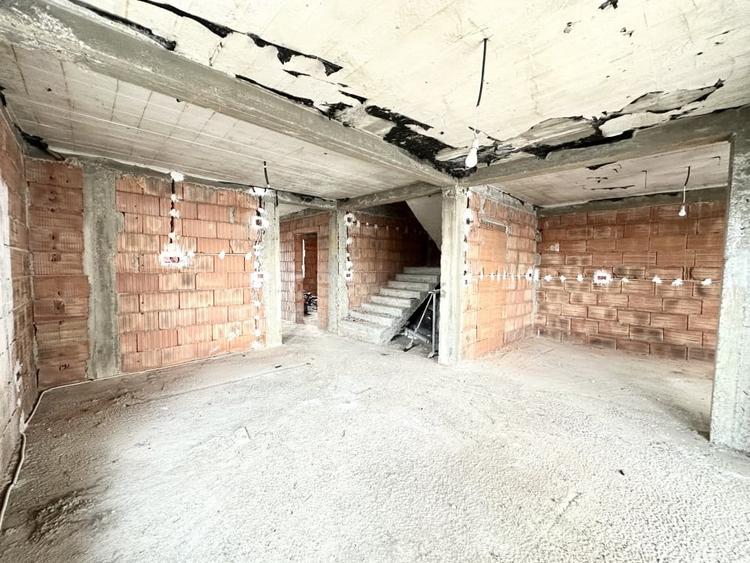 Duplex cu 5 camere cu Canalizare în Dumbrăvița