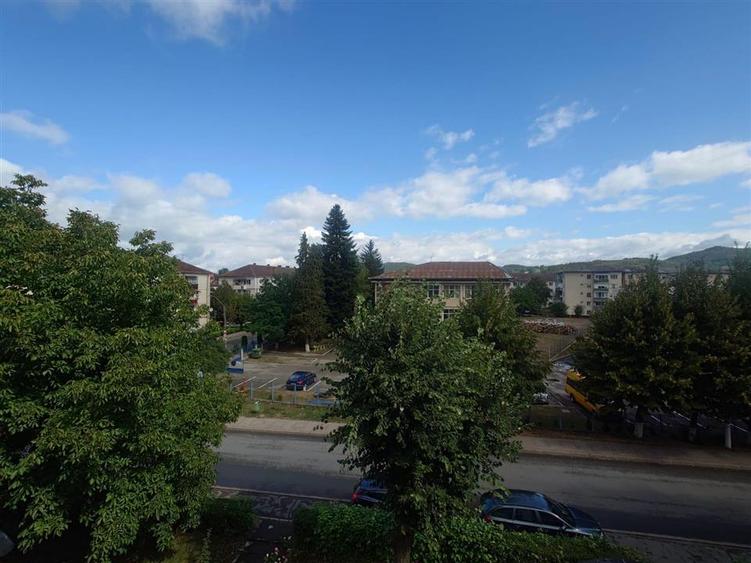 Apartament cu 3 camere decomandat, mobilat în Central