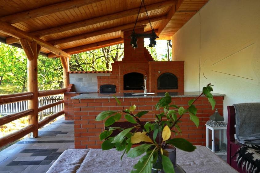 Casă individuală cu 5 camere cu Canalizare în Hoteni