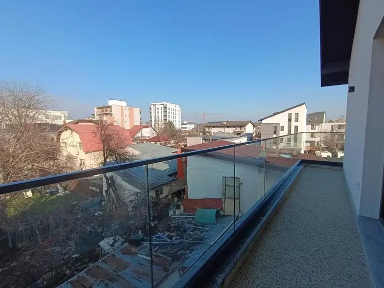 Apartament cu 3 camere decomandat în Băneasa