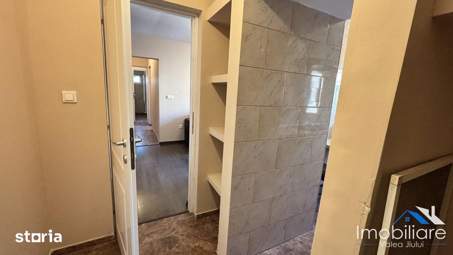 Apartament cu 3 camere decomandat în Petros