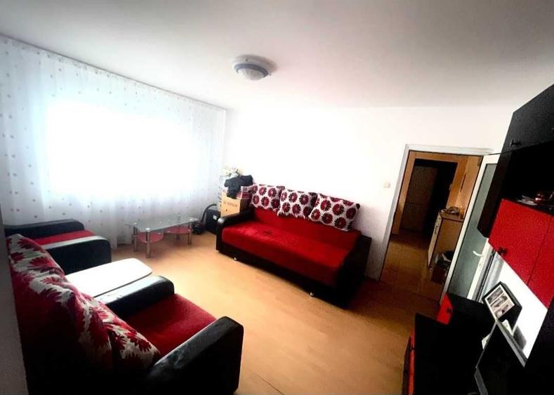 Apartament cu 3 camere semidecomandat în Comana