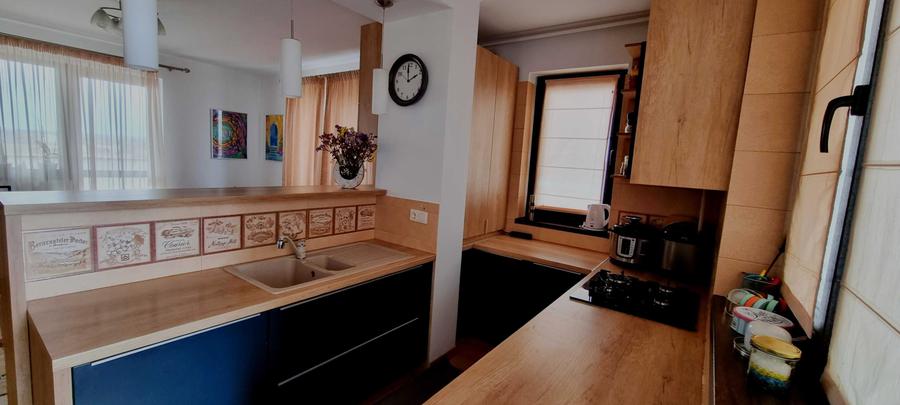 Apartament cu 3 camere decomandat în Sisești