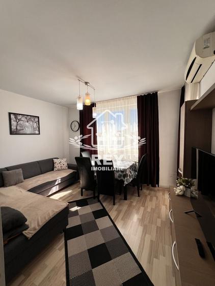 Apartament cu 3 camere semidecomandat în Turnișor