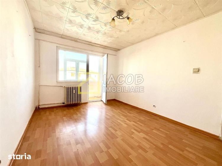 Apartament cu 3 camere semidecomandat în Republicii