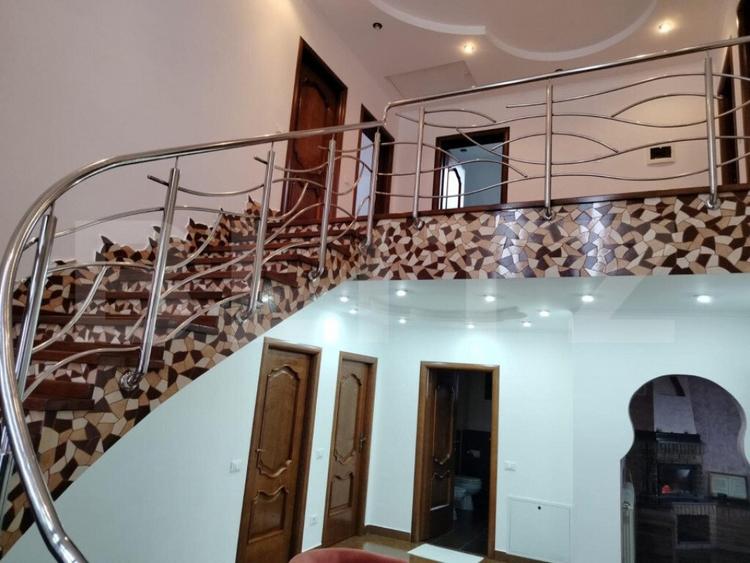 Casă cu 5 camere cu Teren 1200 Mp în Central