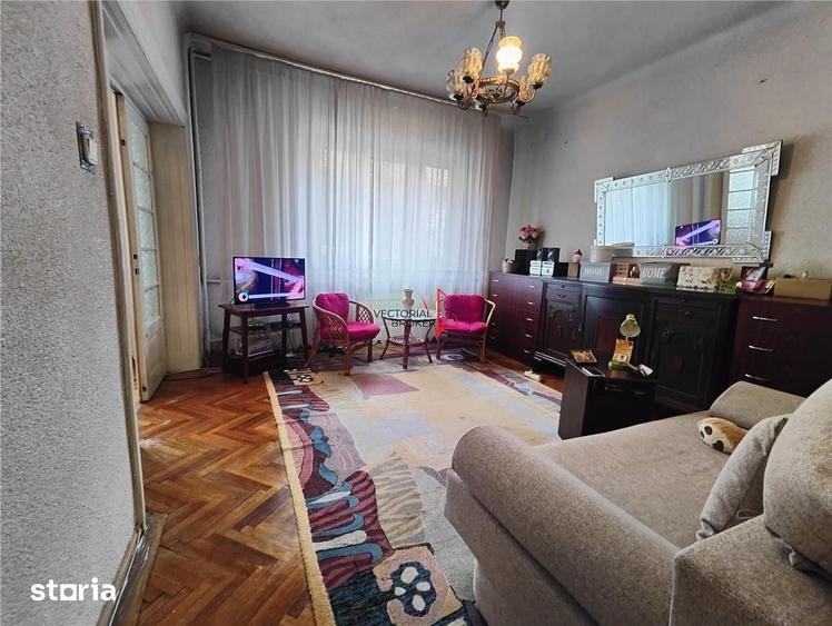 Casă cu 8 camere cu Teren 374 Mp în Grivița