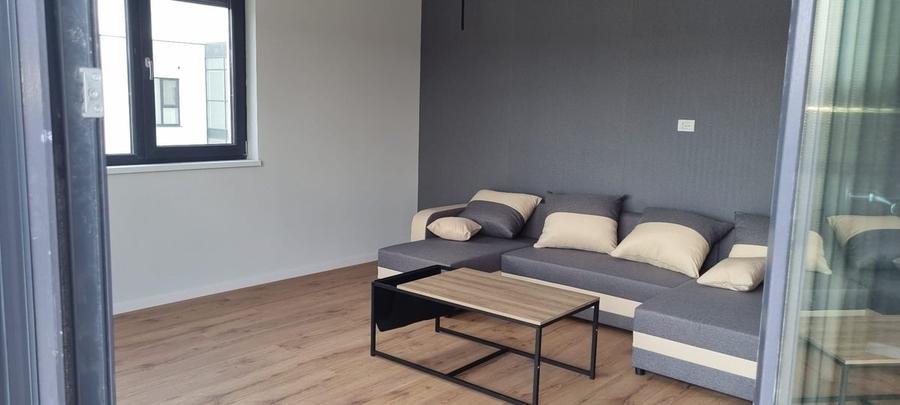 Apartament cu 3 camere semidecomandat în Tunari