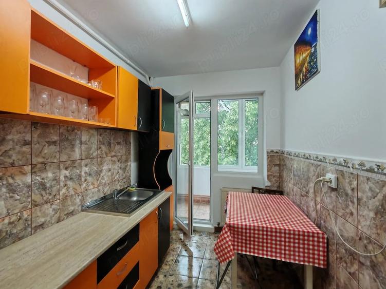 Apartament cu 3 camere semidecomandat în Central
