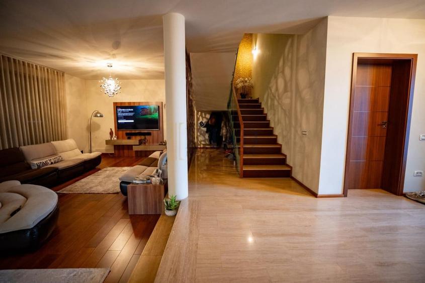 Casă cu 6 camere cu Teren 1700 Mp în Central