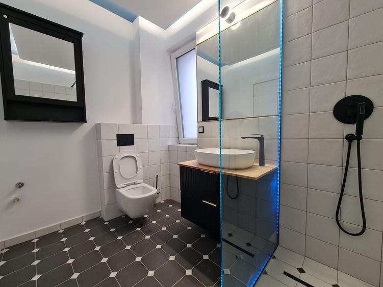 Apartament cu 3 camere semidecomandat în Colentina