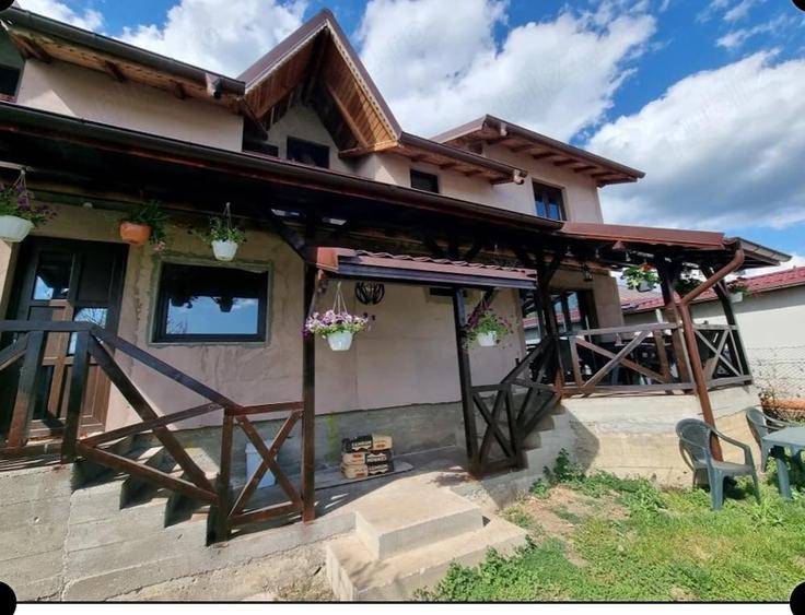 Casă cu 4 camere cu Teren 1939 Mp în Central