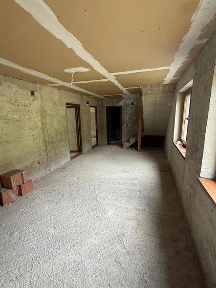 Casă cu 5 camere cu Teren 2500 Mp în Pângărați