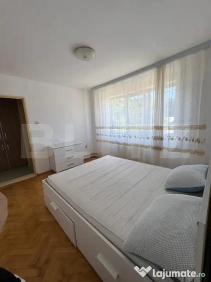 Apartament cu 3 camere semidecomandat, mobilat în Central