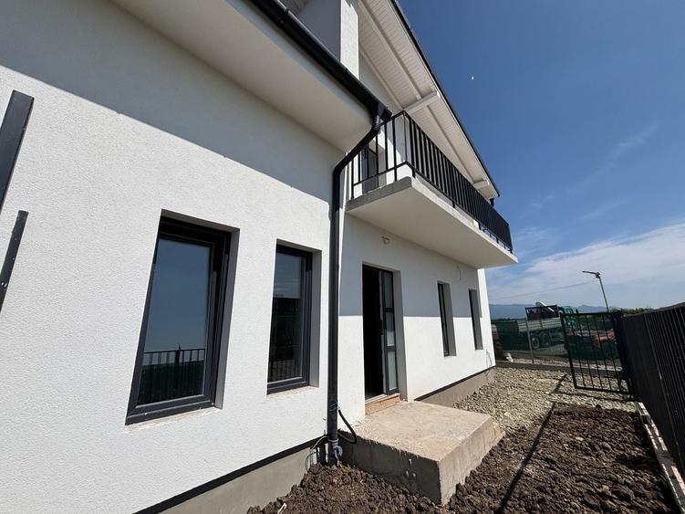 Duplex cu 4 camere cu Canalizare în Mohu