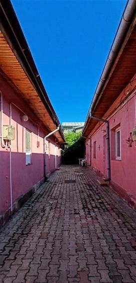 Casă individuală cu 8 camere cu Canalizare în Rahova