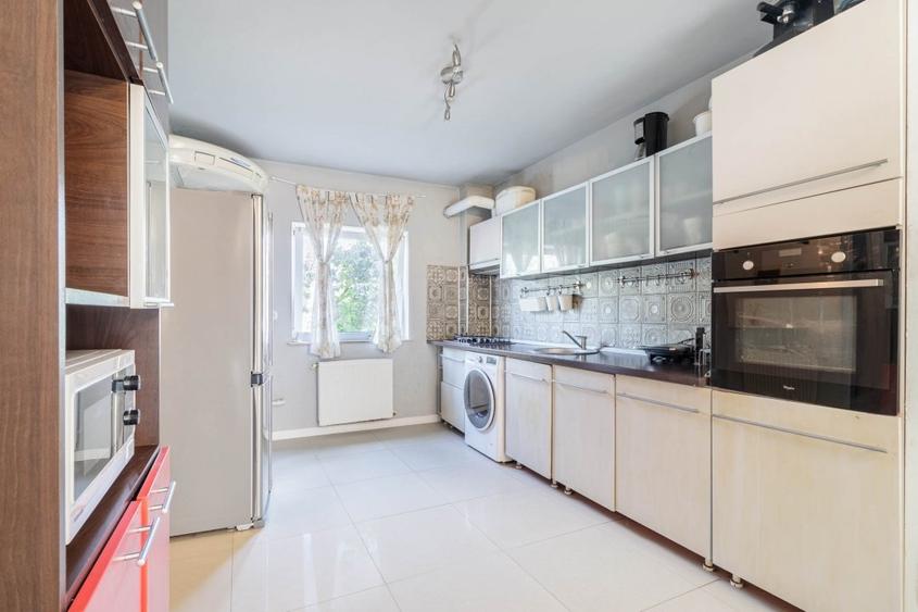 Casă cu 5 camere cu Teren 160 Mp în Pipera