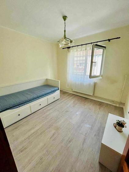 Apartament cu 3 camere semidecomandat în Complex Studențesc